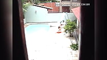 Rapaz flagra vizinha novinha tomando sol pelada na piscina